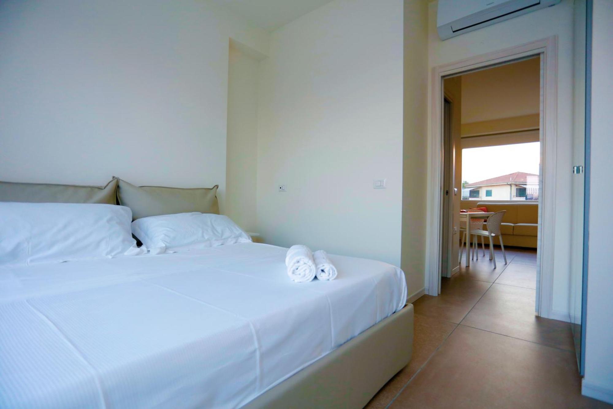 Path House - Etna & Sea View Aparthotel Рипосто Стая снимка