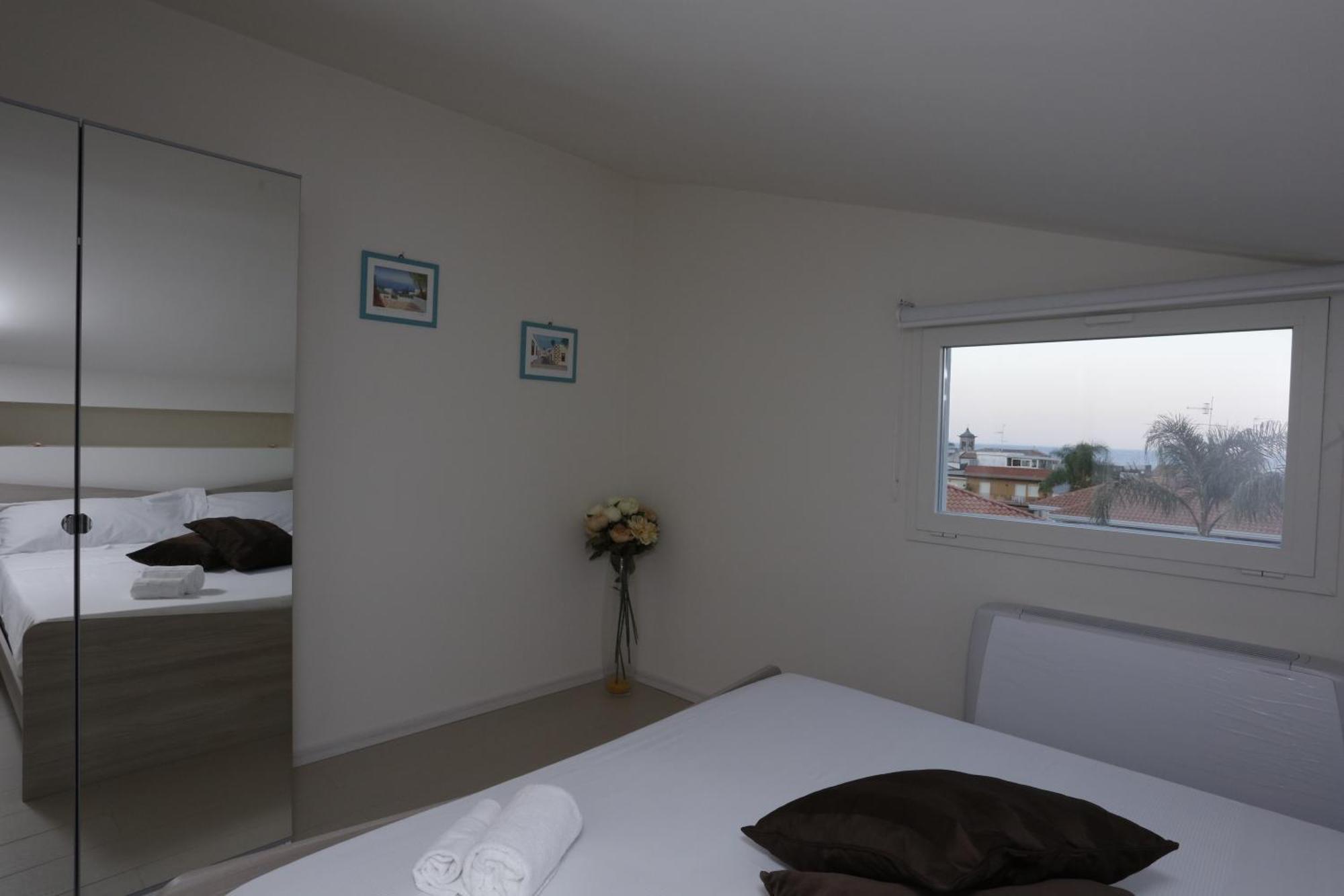 Path House - Etna & Sea View Aparthotel Рипосто Стая снимка